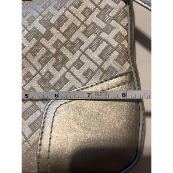 Nice Tommy Hilfiger Silver Crossbody Bag w/ Logo Accent Durable & Lightweight - Picture 8 of 9